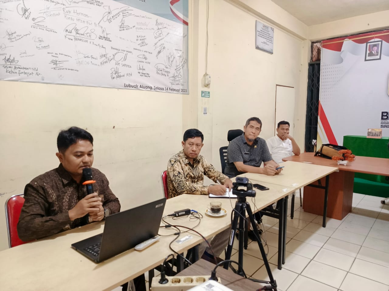 Pemaparan Materi terkait formulir model kajian awal oleh staf teknis Bawaslu Padang Pariaman di ruang Rapat Kantor Bawaslu Padang Pariaman, Kamis.(22/10)