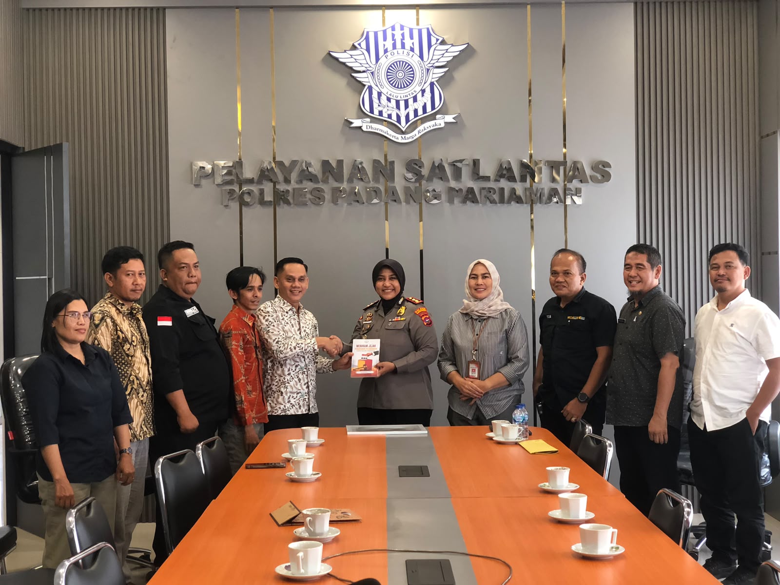 Proses Penyerahan Sertifikat Penghargaan Gakkumdu oleh Ketua Bawaslu Padang Pariaman kepada Kapolres Padang Pariaman yang bertempat di ruangan Pelayanan Satlantas Polres Padang Pariaman, Kamis.(22/10)