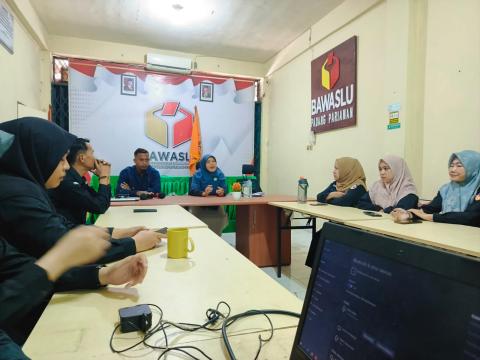Rapat koordinasi internal di Kantor Sekretariat Bawaslu Padang Pariaman pada Selasa (6/1/2026).