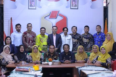 Bawaslu Padang Pariaman Perkuat Pengawasan Partisipatif Bersama Pemilih Pemula melalui Penandatanganan MoU dengan SMA se-Kabupaten Padang Pariaman