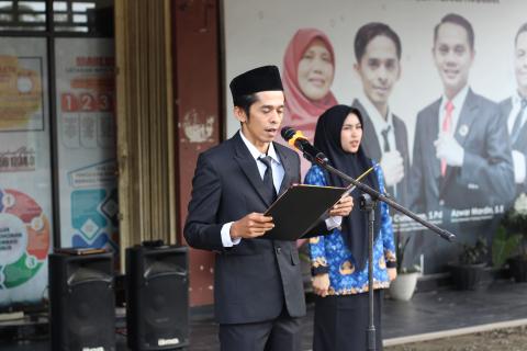 Anggota Bawaslu Padang Pariaman, Indra Gunawan Pimpin Pelaksanaan Upacara Peringatan Hari Sumpah Pemuda yang ke-98 yang bertempat di Kantor Bawaslu Padang Pariaman, Rabu(28/10). 