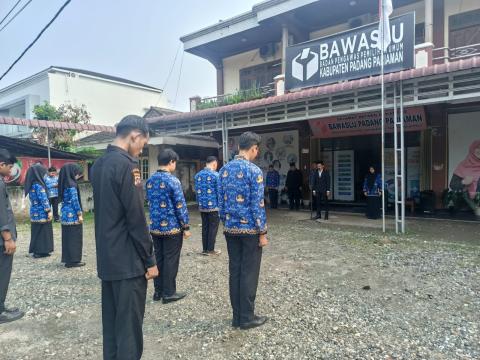 Pelaksanaan Upacara Hari Kesaktian Pancasila di Halaman Kantor Bawaslu Padang Pariaman