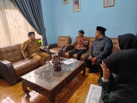 Anggota Badan Pengawas Pemilihan Umum (Bawaslu) Kabupaten Padang Pariaman melaksanakan koordinasi sebelum melaksanakan kegiatan uji petik di Padang Pariaman, Senin.(12/10)
