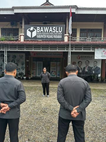 Kepala Subbagian Pengawasan dan Humas Badan Pengawas Pemilihan Umum (Bawaslu) Kabupaten Padang Pariaman memimpin pelaksanaan apel mingguan di halaman Kantor Bawaslu Padang Pariaman, Senin.(19/10)