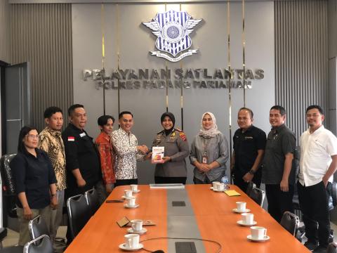 Proses Penyerahan Sertifikat Penghargaan Gakkumdu oleh Ketua Bawaslu Padang Pariaman kepada Kapolres Padang Pariaman yang bertempat di ruangan Pelayanan Satlantas Polres Padang Pariaman, Kamis.(22/10)