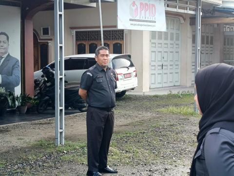 Kepala Subbagian Administrasi Bawaslu Padang Pariaman memimpuin apel pagi yang bertempat di Halaman Kantor Bawaslu Padang Pariaman, Senin.(26/10)