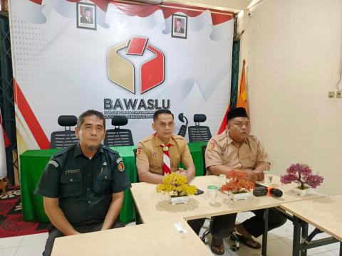 Ketua dan anggota beserta Kepala Subbagian Bawaslu Padang Pariaman mengikuti pelaksanaan zoom sosialisasi pedomana penyusunan renstra 2026 yang bertempat di Kantor Bawaslu Padang Pariaman, Kamis.(26/10)