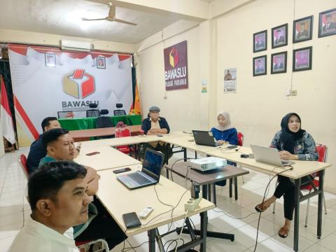 Staf Teknis Divisi PPPS Bawaslu Padang Pariaman, Reina Kamal memaparkan materi dalam diskusi PPPS Series Eps#04 yang bertempat di Kantor Bawaslu Kabupaten Padang Pariaman, Kamis(29/10). 