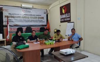 Anggota Bawaslu dan Kepala Sekretariat Bawaslu Kabupaten Padang Pariaman sedang melakukan zoom meeting " Rapat Koordinasi Penyampaian Hasil Pungut Hitung "