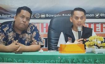 Ketua Bawaslu,Azwar Mardin sedang memberikan informasi tentang saran PSU kepada Pers.