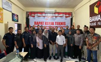  Rapat Teknis Pelayanan Informasi Bawaslu se-Sumbar yang di kantor Bawaslu Padangpariaman, 26/8.