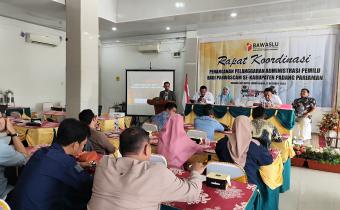 Ketua Bawaslu Azwar Mardin Saat Memberikan Sambutan Pada Acara Rapat Koordinasi PenangPenanganananan Pelanggaran Administrasi Pemilu Bagi Panwascam se- Kabupaten Padang Pariaman" di Aula Minang Jaya Hotel, Lubuk Alung pada Jum'at, ( 11/10/2024