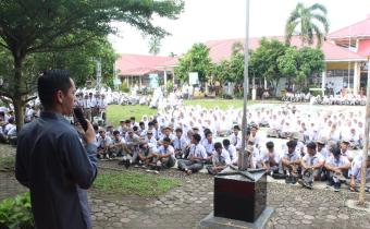 Ketua Bawaslu Padang pariaman, Azwar Mardin saat melakukan sosialisasi tata cara permohonan informasi kepada siswa/i SMA N 1 Lubuk Alung