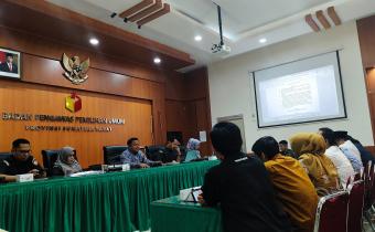 Koordinator Divisi Pencegahan, Parmas, dan Humas Bawaslu Provinsi Sumatera Barat Saat Memimpin Rapat Koordinasi Pengawasan DPTb di Kantor Bawaslu Provinsi Sumatera Barat . Senin, 21/10/2024