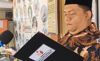 Anggota Bawaslu Kabupaten Irwandi saat membacakan amanat dalam Upacara Peringatan Sumpah Pemuda di Lingkungan Bawaslu Kabupaten Padang Pariaman