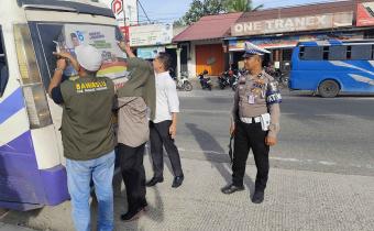 Ketua Bawaslu Kabupaten Padang pariaman, Azwar Mardin dan jajaran lakukan penetriban APK yang masih terpasang di kendaraan