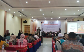 Ketua Bawaslu Sumbar Alni memberikan sambutan dalam kegiatan sosialisasi pengawasan partisipatif bersama pemantau pemilihan dan organisasi masyarakat Kota Pariaman, Selasa (7/1/2024). ALDI