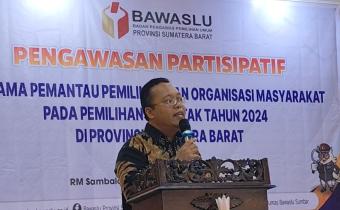 Ketua Bawaslu Provinsi Sumatera Barat, Alni Saat Membuka Kegiatan Pengawasan Partisipatif Bersama Pemantau Pemilihan dan Organisasi Masyarakat di Aula RM Sambalado, Kota Pariaman, Selasa 7 Januari 2024.