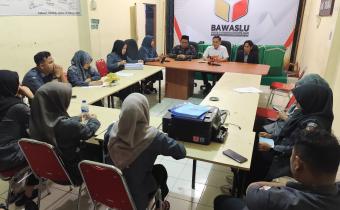 Rapat Evaluasi dan Pelaporan Hasil Pengawasan Pilkada Tahun 2024 serta Rencana Kegiatan Januari 2025, di Kantor Bawaslu Padang Pariaman, Rabu (8/1).