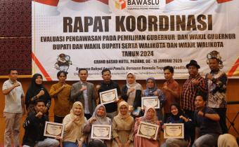 Bersama para pemenang malam anugerah panwascam se Kabupaten Padang Pariaman