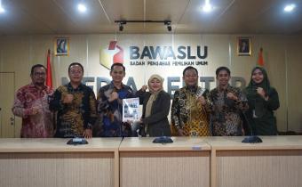 Penyerahan Laporan Akhir Kehumasan Bawaslu Kabupaten Padang Pariaman Pada Pemilihan Serentak Tahun 2024
