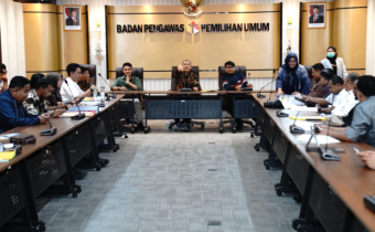 Anggota Bawaslu Totok Hariyono saat memberikan arahan kepada Bawaslu daerah di gedung Bawaslu, Rabu (12/2/2025).