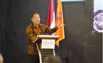 Anggota Bawaslu Totok Hariyono memberi arahan kepada Bawaslu Jawa Timur dalam Rapat Evaluasi Pengawasan Siber, Jumat (14/2/2025).