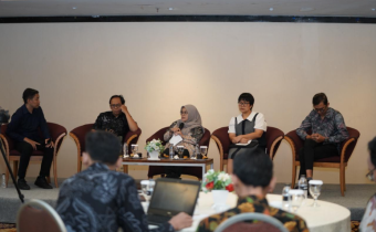 Anggota Bawaslu Lolly Suhenty (tengah) menjadi pembicara dalam Diskusi Media tentang Media Sosial Pasca-Politik 2024 untuk Mewujudkan Ruang Digital yang Demokratis, di Jakarta, Kamis (13/2/2024)/foto: Publikasi dan Pemberitaan Bawaslu