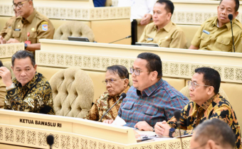 Ketua Bawaslu Rahmat Bagja didampingi Anggota Bawaslu Puadi dalam rapat dengar pendapat bersama Komisi II DPR RI, Pemerintah, KPU, dan DKPP di Gedung DPR/MPR, Jakarta, Senin (10/3/2025).