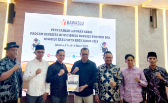 Penyerahan Laporan oleh divisi SDMO Bawaslu Kabupaten Padang Pariaman
