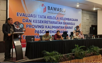 Anggota Bawaslu Herwyn JH Malonda saat membuka dan memberi arahan dalam acara Rapat Evaluasi dan Pembahasan Instrumen Tata Kelola Organisasi, SDM, serta Peningkatan Kapasitas dan Rekrutmen Pemilu di Pontianak,, Kamis 20 Maret 2025