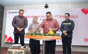 Pemotongan tumpeng sebagai simbolis Tasyakuran HUT ke-17 Bawaslu, Selasa (15/4/2025).