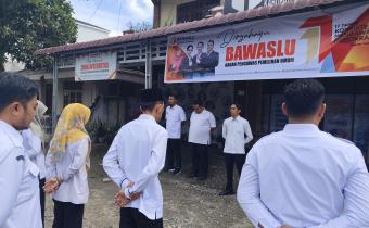 Anggota Bawaslu Padang Pariaman, Indra Gunawan saat memimpin Apel Peringatan HUT bawaslu ke-17