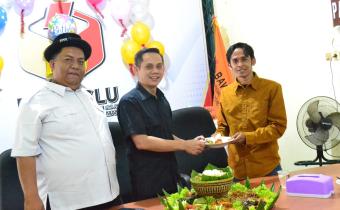 Pemotongan Tumpeng Oleh Ketua dan Anggota Bawaslu Kabupaten Padang Pariaman