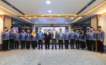 Para pimpinan Bawaslu dengan para pejabat terlantik berfoto bersama di Gedung Bawaslu, Jakarta, Rabu (30/4/2025).