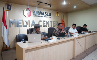 Ketua Bawaslu Rahmat Bagja saat memberikan materi dalam diskusi Bersama media dengan tema Kupas Tuntas Rencana Revisi Undang -Undang Pemilu dan Pemilihan, di Media Center Bawaslu, Kamis, (8/5/2025).