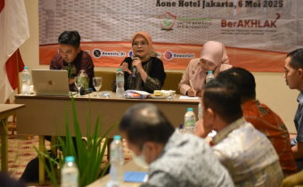 Anggota Bawaslu Lolly Suhenty didampingi Tenaga Ahli Iji Jaelani (kiri) dan Apriyanti Marwah (kanan) saat memimpin diskusi dalam Rapat Penyusunan Strategi Pengawasan Pemutakhiran Data Pemilih Berkelanjutan: Memperkuat Sistem Pengelolaan dan Analisis Data Pengawasan di Jakarta, Selasa (6/5/2025).