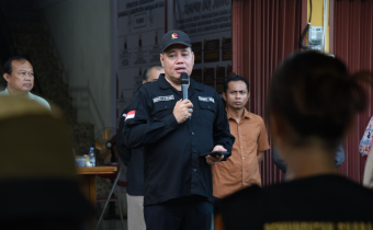 Anggota Bawaslu Herwyn JH Malonda, yang berdiri di tengah barisan pengawas pemilu se-Kabupaten Mahakam Ulu, Kalimantan Timur, Jumat (23/5/2025)/ Foto: Publikasi dan Pemberitaan Bawaslu