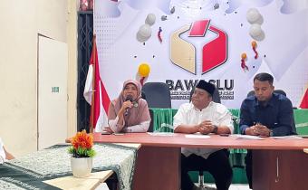 Anggota Bawaslu Padang Pariaman, Irwandi didamping Kepala Sekretariat dan Kasubag Pengawasan Pemilu dan Humas  Saat Menyambut Kedatangan CPNS Tahun Anggaran 2024