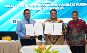Ketua Bawaslu Rahmat Bagja saat Penandatangan Nota Kesepahaman Bawaslu dan Pusat Studi Konstitusi Fakultas Hukum Universitas Andalas di Padang, Jumat (11/7/2025).