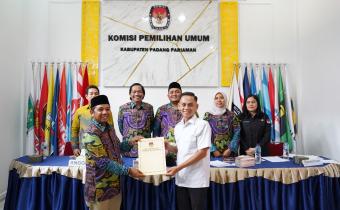Penyerahan Berita Acara Rapat Pleno Terbuka PDPB Triwulan II kepada Bawaslu Padang Pariaman