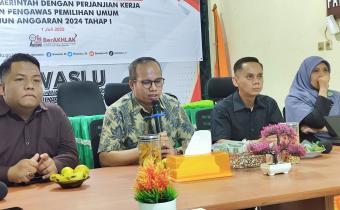 Anggota Bawaslu Provinsi Sumbar, Vifner saat memaparkan materi tentang penanganan pelanggaran yang digelar oleh Bawaslu Padang Pariaman