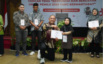 Anggota Bawaslu Totok Hariyono saat menutup kegiatan Pendidikan Pengawasan Partisipatif (P2P) bertema 'Berfungsi dan Bergerak untuk Pemilu 2029 di Yogyakarta, Kamis (21/8/2025).