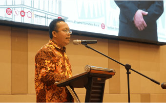 Ketua Bawaslu Sumbar, Alni, S.H., M.Kn saat menyampaikan sambutan pada kegiatan "Bawaslu Sumbar Mendengar” di ZHM Premiere Padang, Sabtu (2/8/2025)