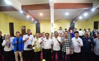 Foto bersama “Rekonstruksi Kewenangan Bawaslu dalam Pengawasan dan Penegakan Hukum Pemilu Nasional dan Pemilu Lokal Pasca Putusan Mahkamah Konstitusi Nomor 135/PUU-XXII/2024”, yang digelar oleh Bawaslu Padangpariaman di Grand Buana Lestari, Rabu (06/08).