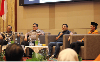 Ketua Komisi II DPR RI, Muhammad Rifqinizamy Karsayuda saat menjadi Narasumber pada kegiatan Bawaslu Mendengar di ZHM Premiere Hotel Padang, Sabtu. 02/08