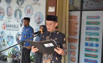 Ketua Bawaslu padang Pariaman, Azwar Mardin saat menjadi inspektur Upacara Peringatan HUT RI ke-80 di Kantor Bawaslu Padang Pariaman