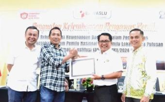 Bupati Padang Pariaman , John Kenedy Azis saat menyerahkan piagam penghargaan ke salah satu narasumber , Rodi Chandra saat kegiatan "Bawaslu Padang Pariaman Mendengar",didampingi Anggota Bawaslu Sumbar, Benny Azis dan Ketua Bawaslu Padang Pariaman, Azwar Mardin. Rabu (6/8/2025) Rabu (6/8/2025)