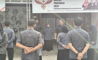 Anggota Bawaslu Padang Pariaman, Irwandi saat memimpin apel rutin Bawaslu Padang Pariaman tanggal 28 Juli 2025