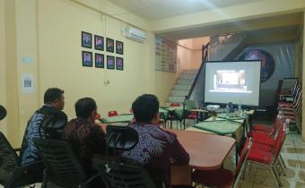 Lima orang Pegawai Pemerintah dengan Perjanjian Kerja (PPPK) Bawaslu Kabupaten Padang Pariaman mengikuti kegiatan Kick Off Oreintasi PPPK Bawaslu Tahun 2025 yang dilakukan secara daring, Kamis (21/8/2025), 2 diantaranya mengikuti di tempat berbeda.